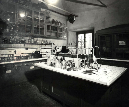 Figura 3: Un laboratorio de química en la Universidad de Buenos Aires en el año 1947.