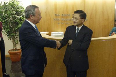 Figure 7: Dr. David Ho, Scientific Director & CEO of the Aaron Diamond AIDS Research Center, tours the facility with then New York City Mayor Michael R. Bloomberg in November, 2002.