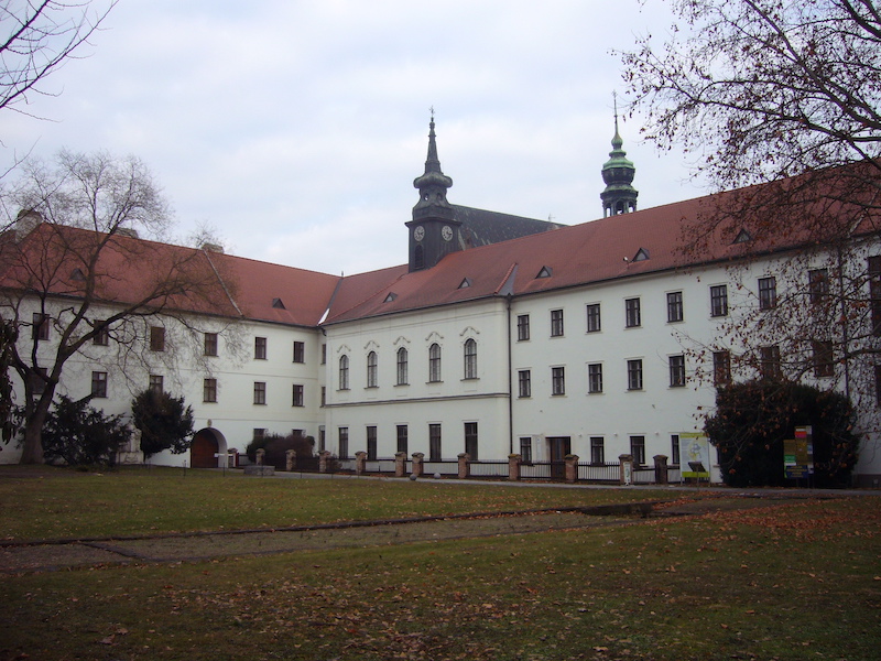 Figura 3: El monasterio de St. Thomas en Brno con una imagen de los jardines de Mendel.