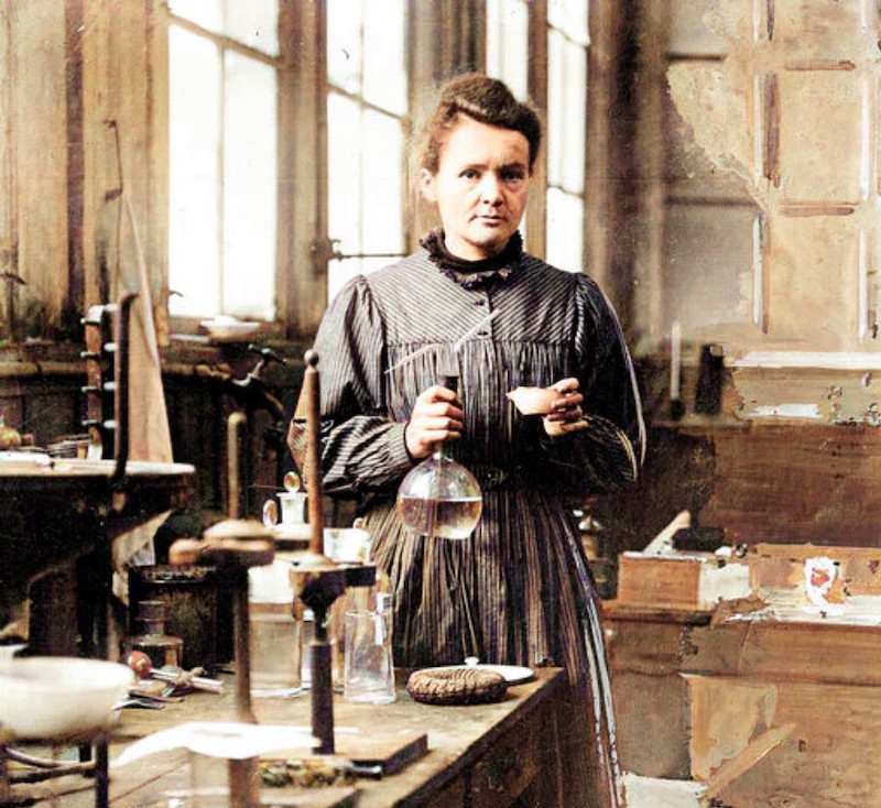 Figura 2: Marie Curie trabajando en el laboratorio